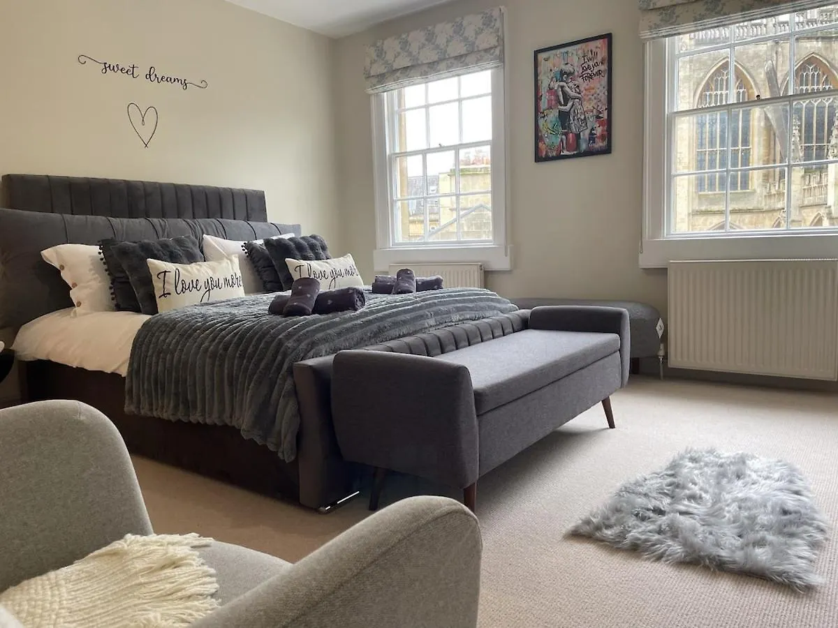 3-Bed Gem With Bath Abbey Views 빌라 영국