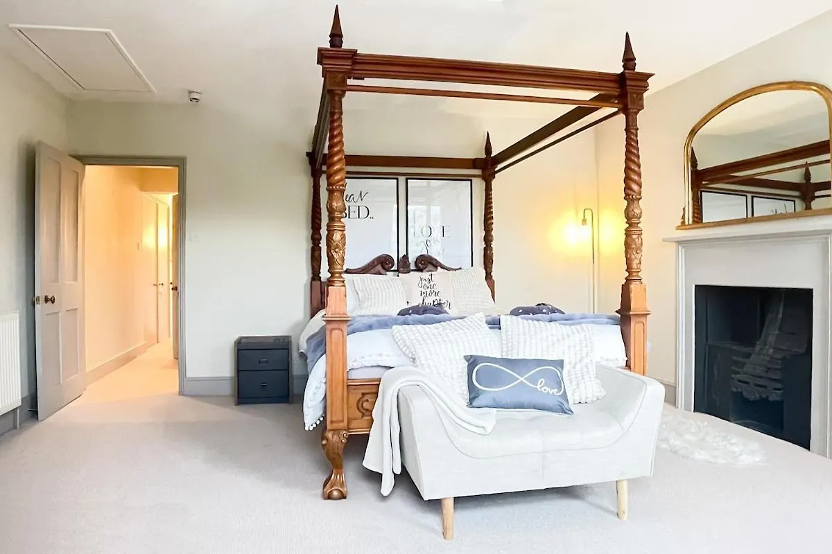 3-Bed Gem With Bath Abbey Views 빌라 펜션