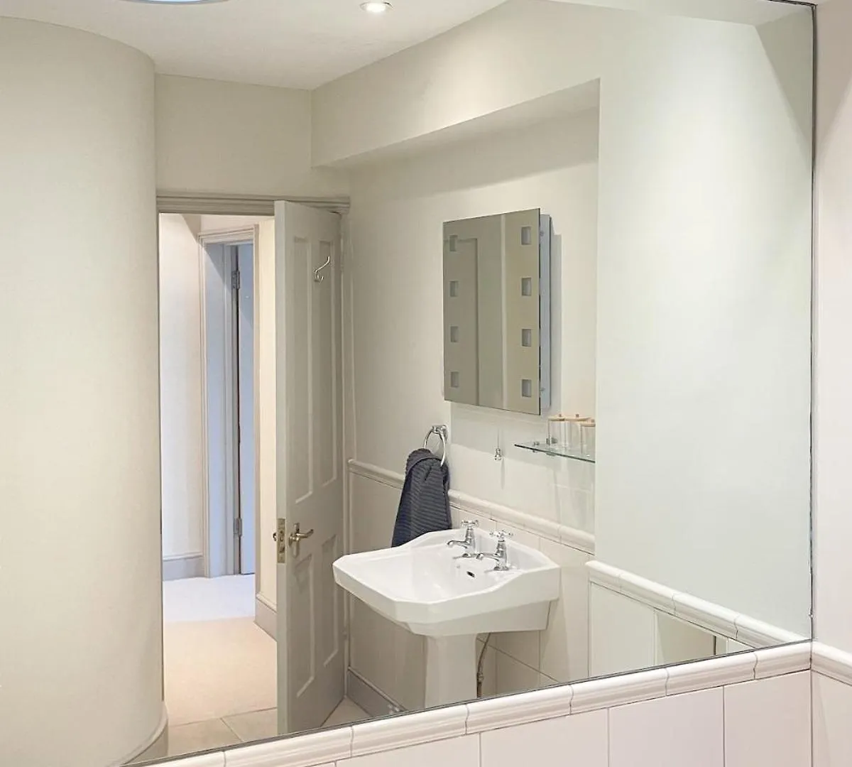 3-Bed Gem With Bath Abbey Views 빌라 영국