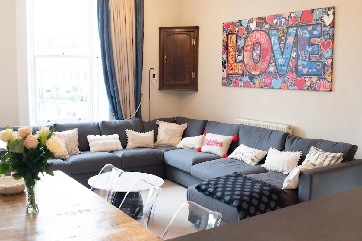 3-Bed Gem With Bath Abbey Views Villa