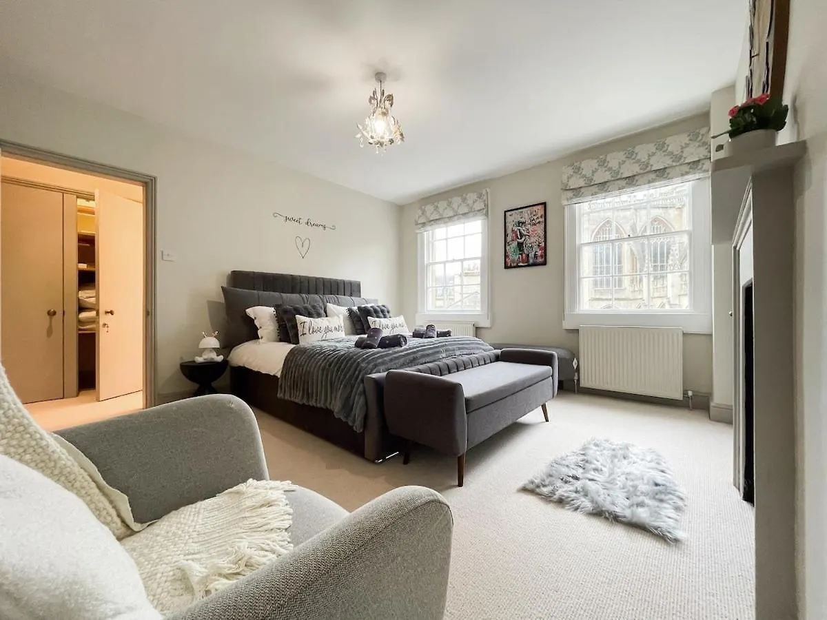 3-Bed Gem With Bath Abbey Views Villa 0*,  Storbritannien