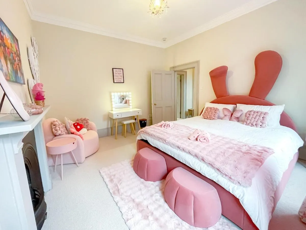 3-Bed Gem With Bath Abbey Views Villa Feriehus