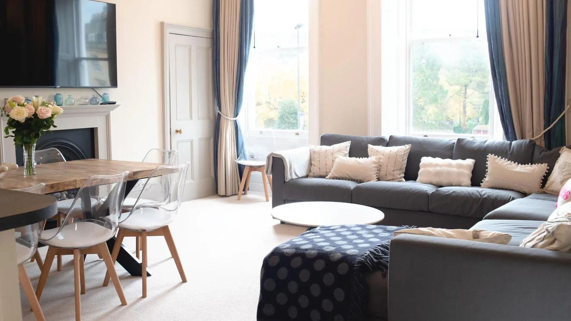 3-Bed Gem With Bath Abbey Views kontakter